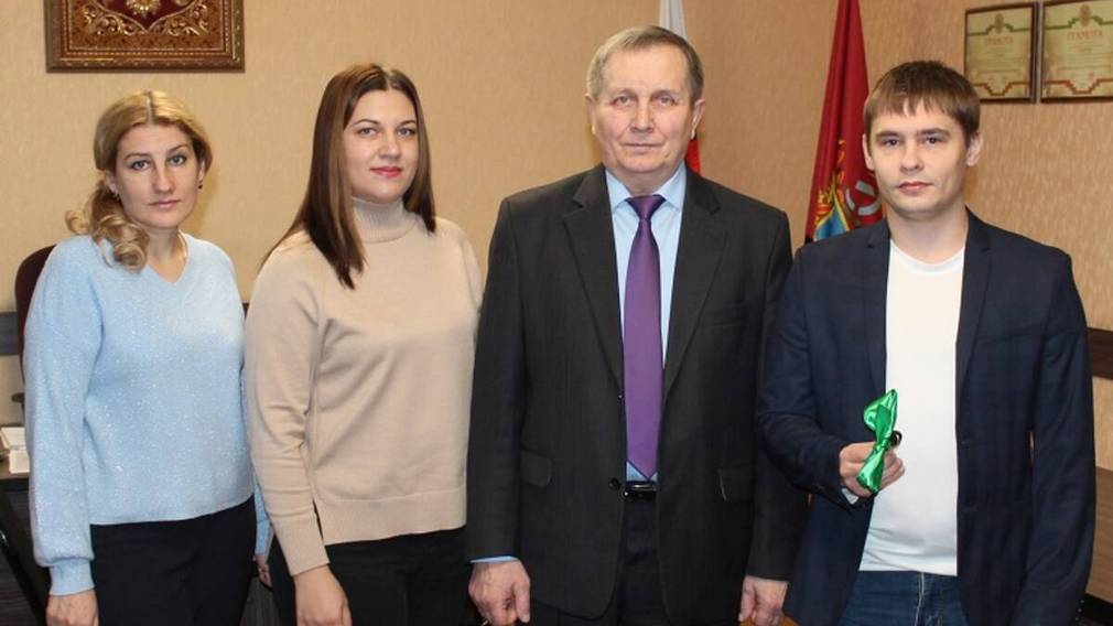 Глава Суземского района вручил ключи от новой квартиры тренеру по футболу Алексею Ишуткину