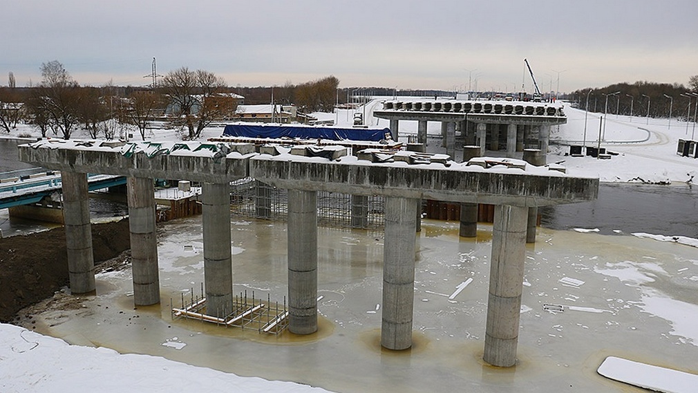 На Набережной в Брянске строят верхнюю часть Славянского моста