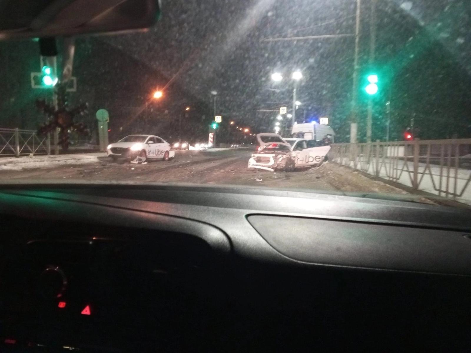 В Брянске случилась сильная авария с участием двух автомобилей такси «Uber»