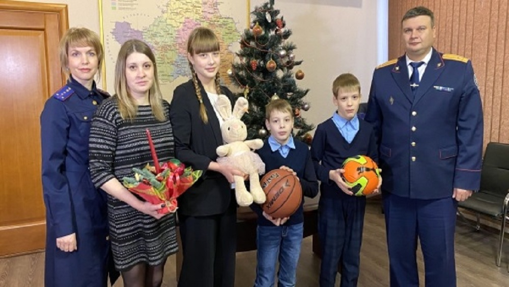 Главный брянский следователь исполнил новогодние мечты троих детей