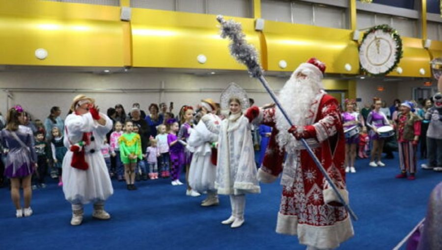 Дед Мороз и Снегурочка навестили брянских детей-сирот перед новым годом
