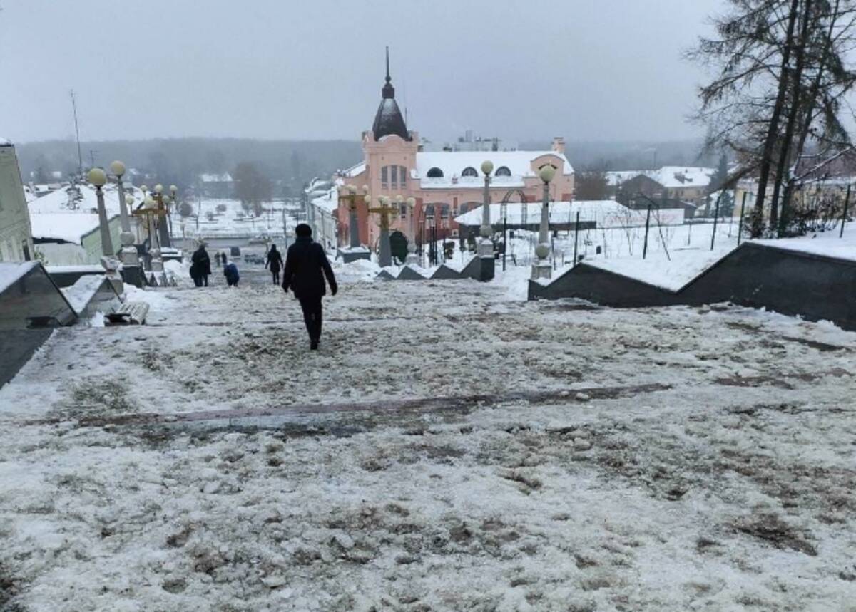Лестница бульвара Гагарина в Брянске ушла под снег