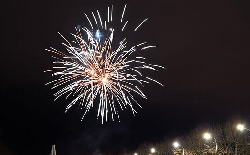 Жители Брянской области отпраздновали новогоднюю ночь залпом из фейерверков