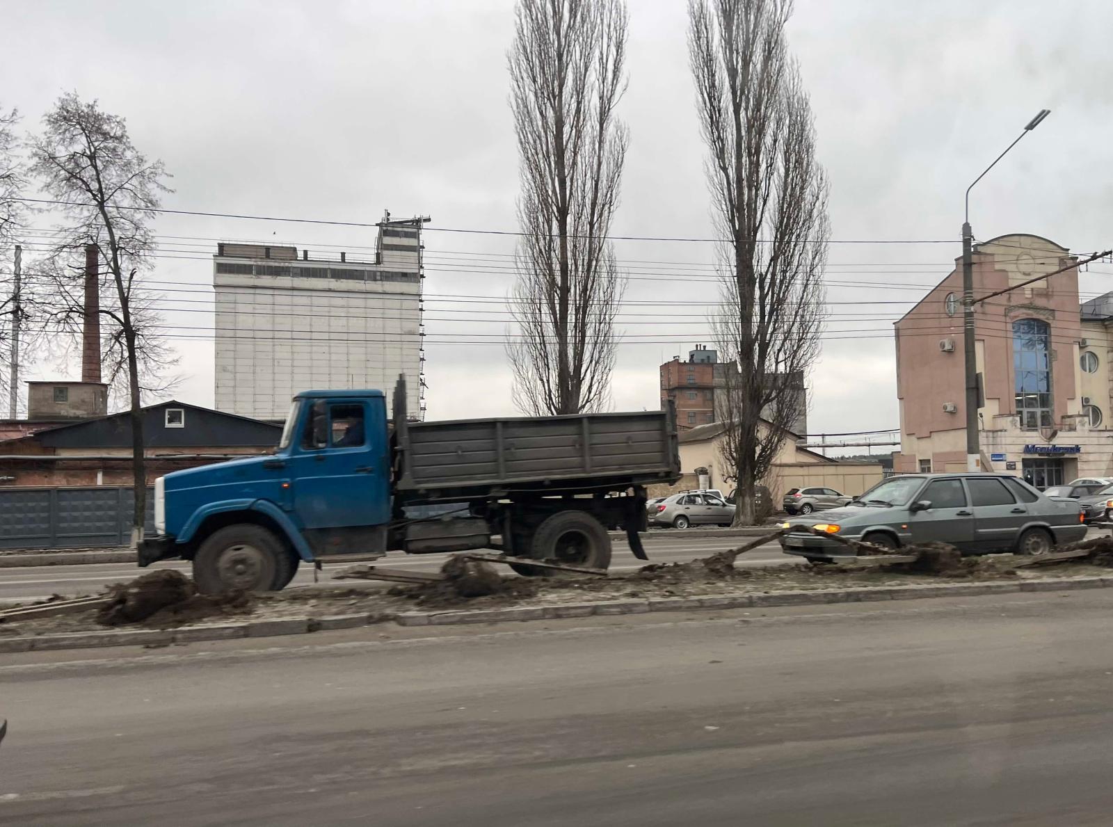 На Московском проспекте в Брянске демонтируют забор на разделительной полосе