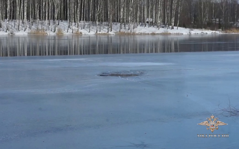 В Брянской области полицейские спасли провалившегося под лед рыбака