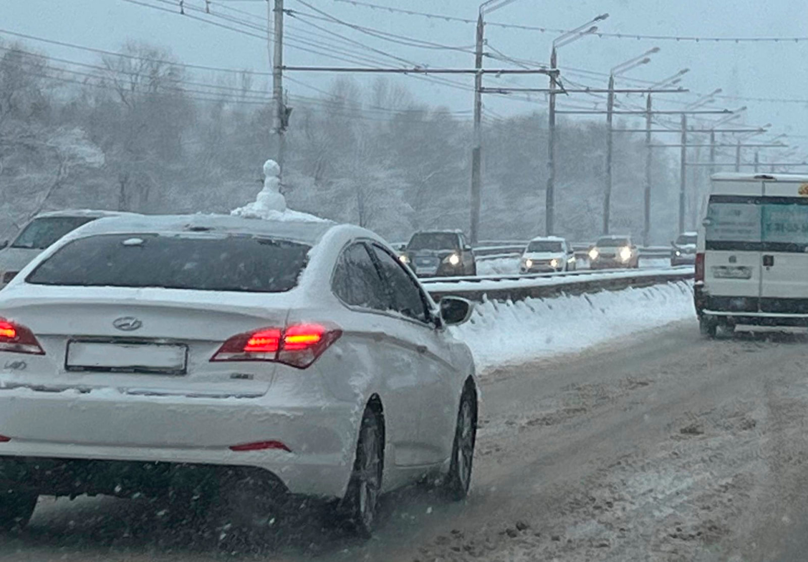 Брянские водители заметили катающегося на крыше автомобиля снеговика