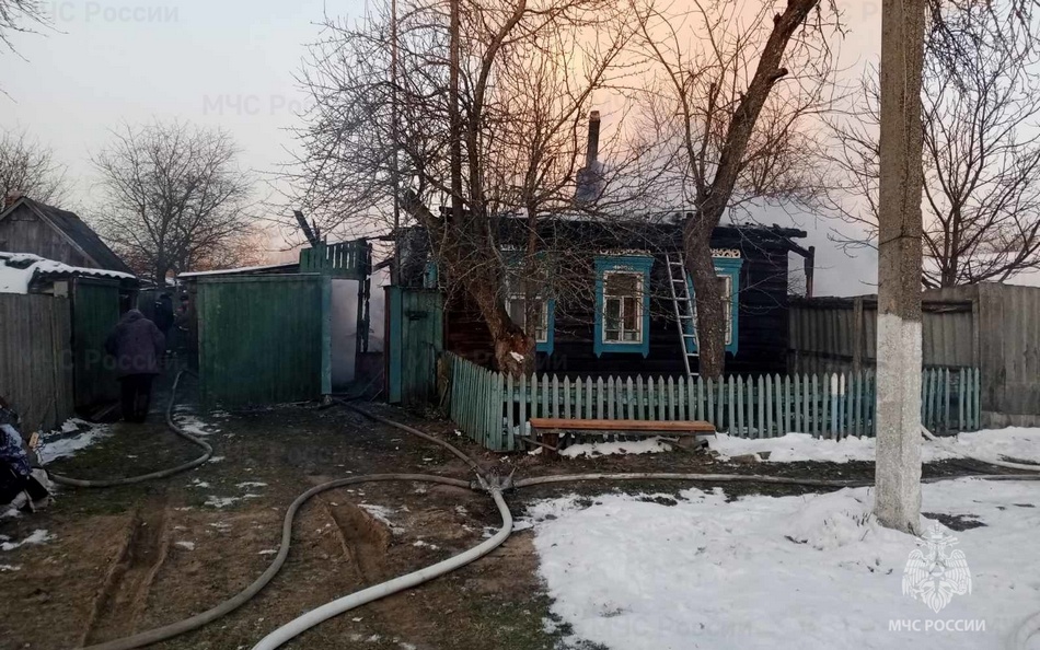 Пожарные тушили горящий дом под Климовом два с половиной часа