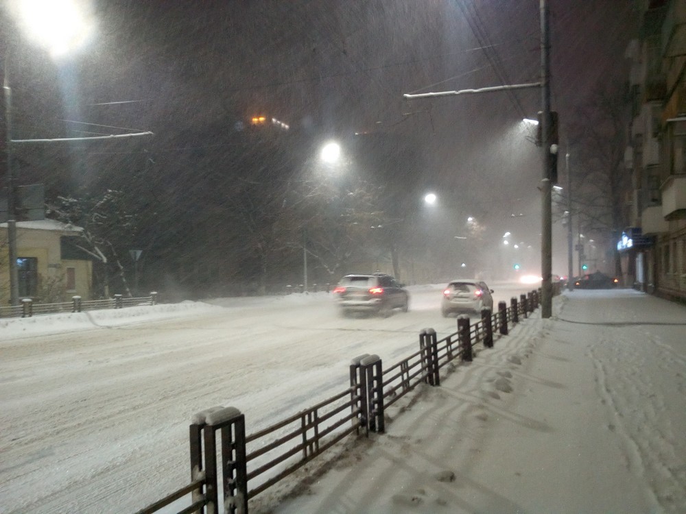 Улицы Брянска встали в огромных автомобильных пробках из-за сильного снегопада
