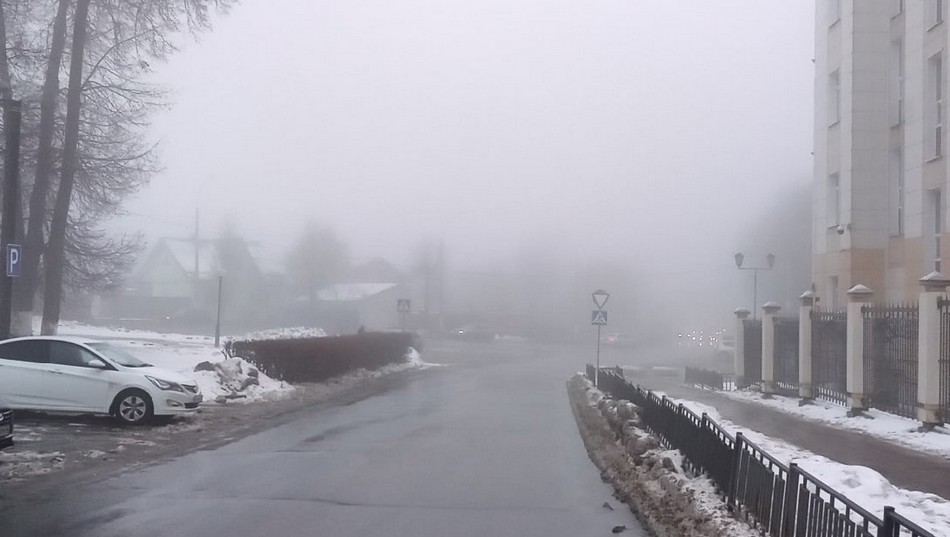 Сотрудники ГИБДД напомнили брянским водителям, как себя вести в тумане