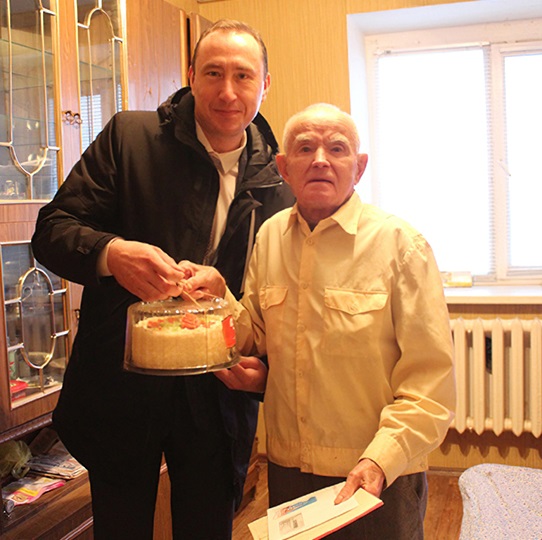 В Брянской Жуковке отметил юбилей 95-летний ветеран ВОВ Евгений Рыженков