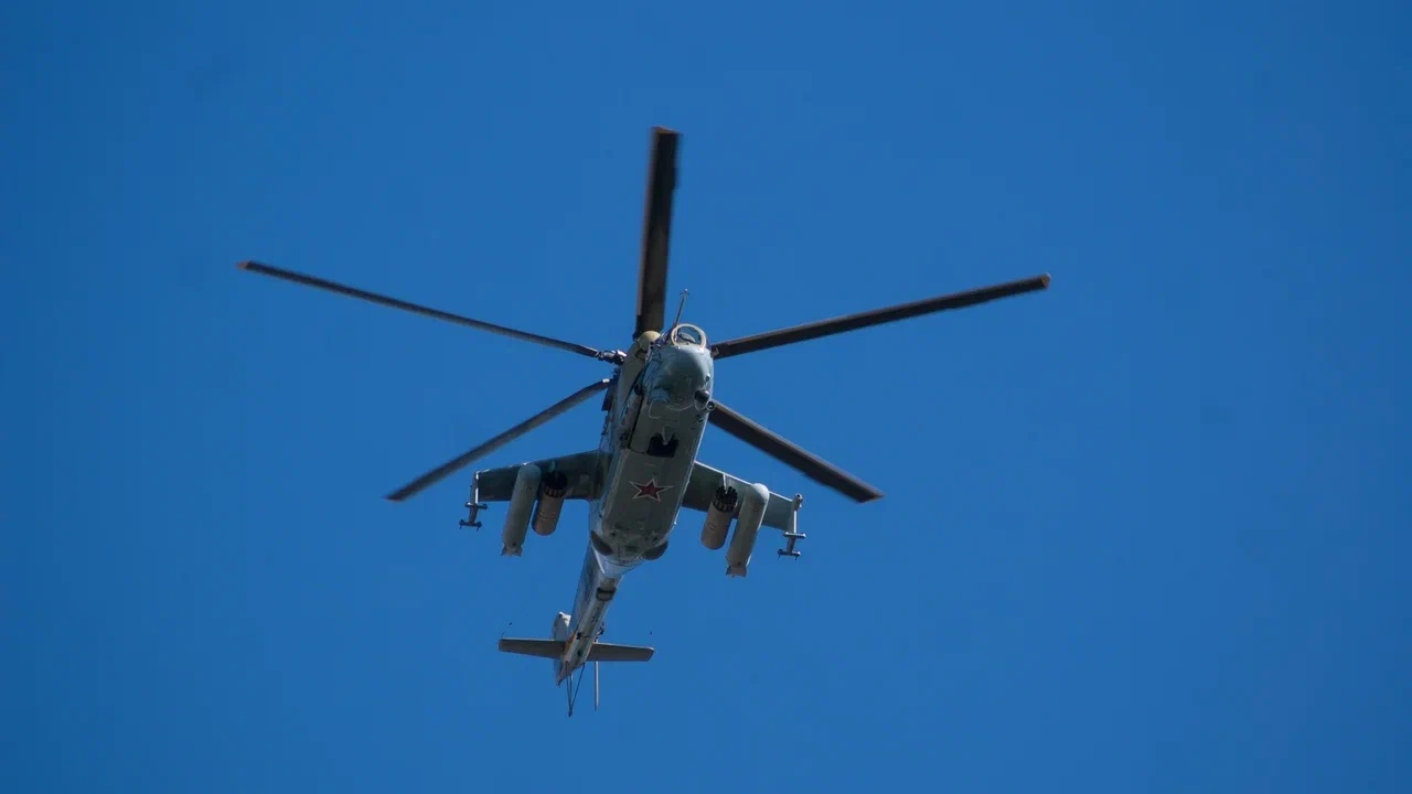 Жителей Брянска испугал летевший низко над домами военный вертолёт