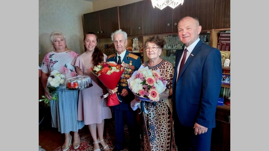 В Брянске поздравили супругов, проживших вместе 66 лет