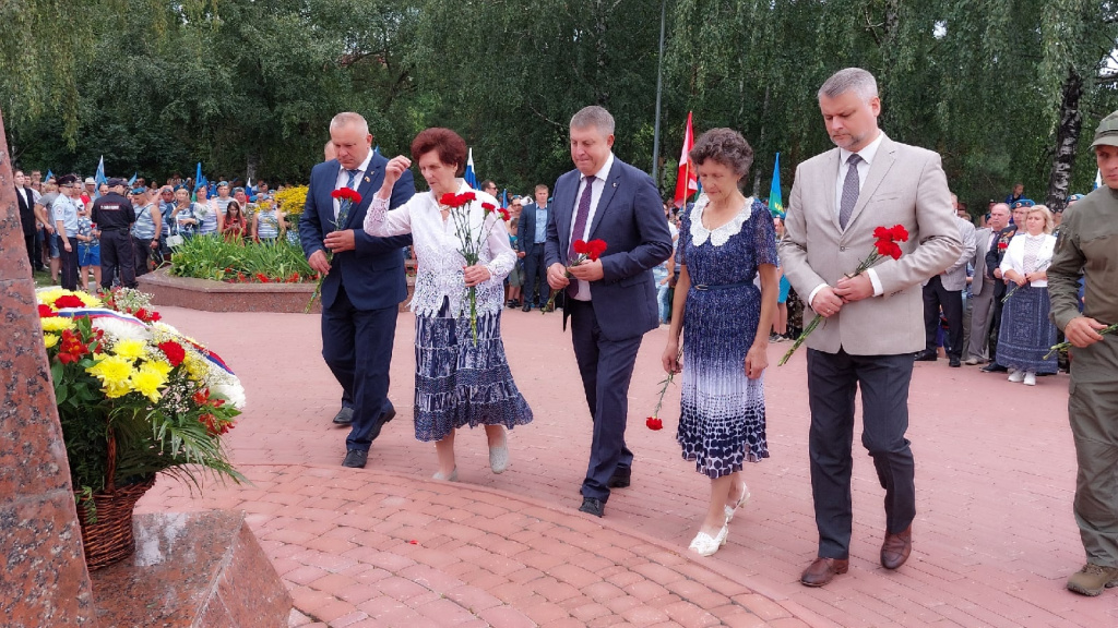 В день ВДВ в Брянске прошла торжественная церемония у памятника Круговая оборона