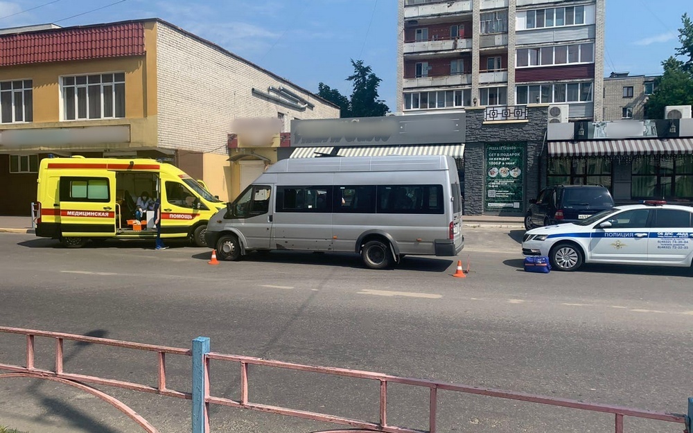 В Брянске при столкновении микроавтобуса и легковушки ранена 85-летняя женщина