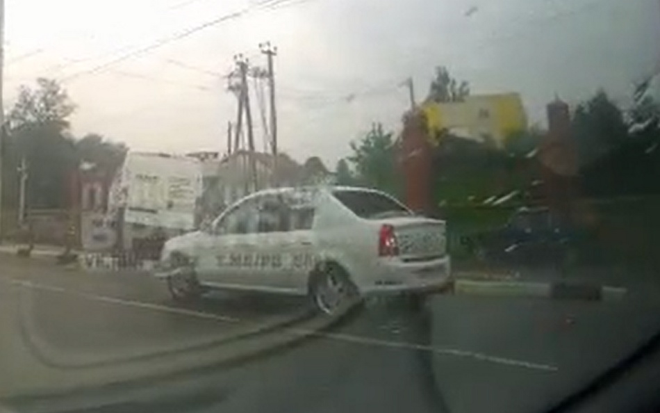 В Брянске на Городищенской горке столкнулись микроавтобус и легковушка