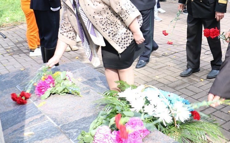 В Брянске возложили цветы к памятнику жертвам фашизма