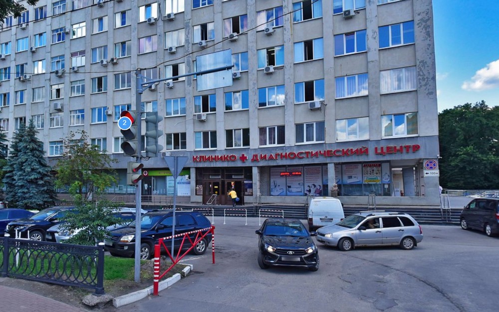 В Брянске начали обновлять фасад клинико-диагностического центра
