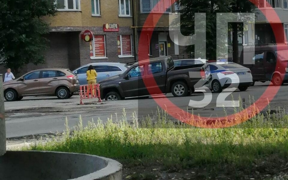 Автомобиль провалился в яму в центре Бежицкого района Брянска