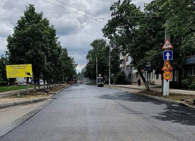 В Брянске на улице Димитрова подрядчик начал укладывать асфальт