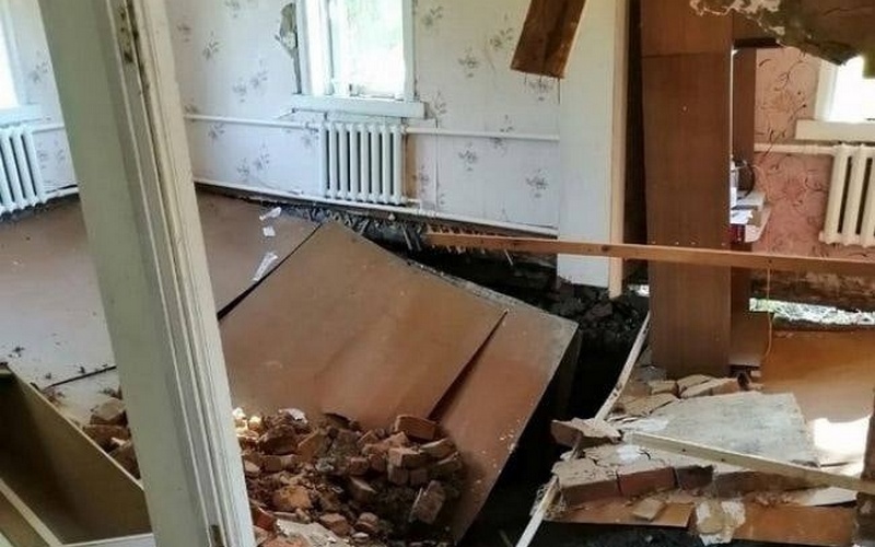 Появилось фото дома, который засосало в карстовый провал в Новозыбкове