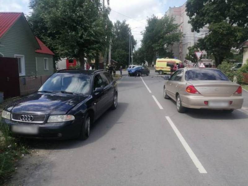 В Брянске в Фокинском районе пенсионерка на иномарке сломала руку в ДТП