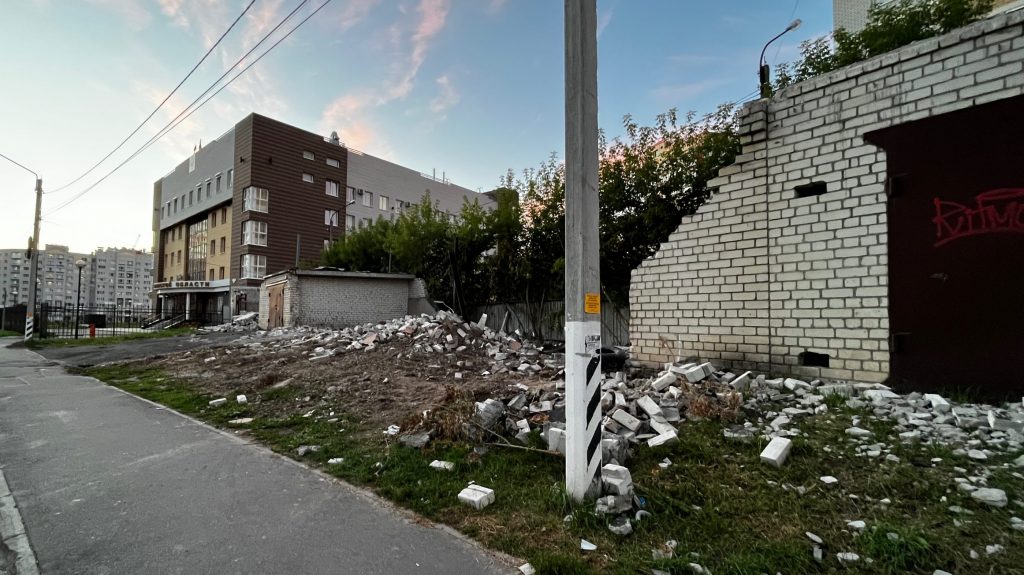 Возле здания областной прокуратуры в Брянске сносят незаконно возведенные гаражи