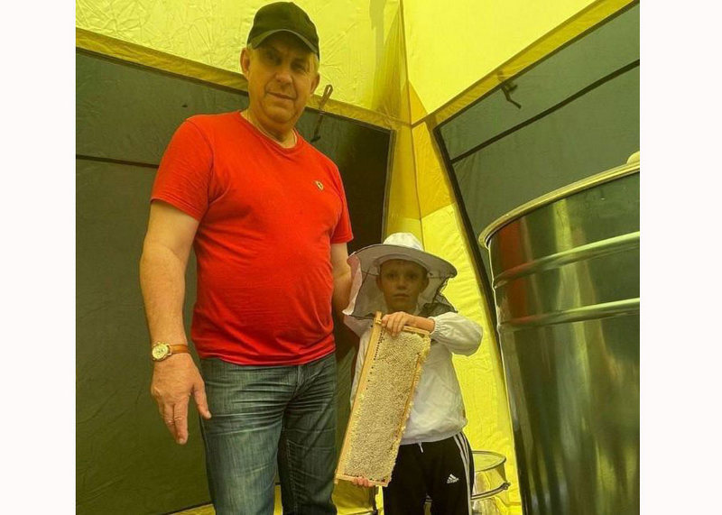 Губернатор Брянщины Александр Богомаз с внуком получили первый мед