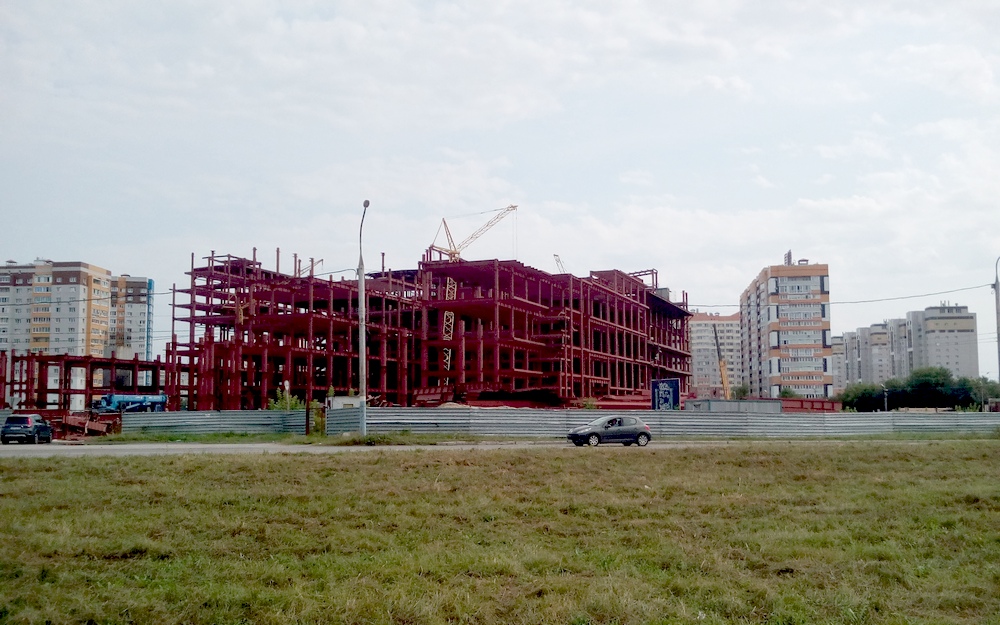 В Брянске будущий ТРЦ «МегаГринн» начал обрастать стенами