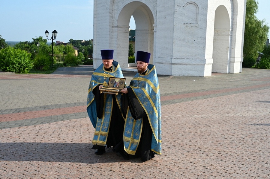 В Брянск в собор доставили ковчег с частью пояса Пресвятой Богородицы