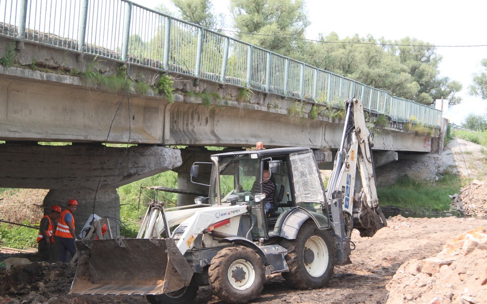 Под Погаром ремонтируют 219-метровый мост через реку Вабля