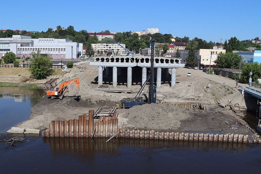 В Брянске на набережной в русле Десны продолжается строительство опор для нового моста