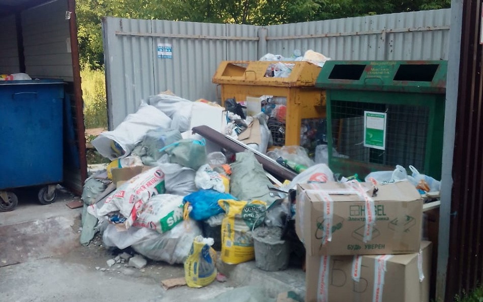 В Брянске водители легковушек закрыли мусоровозам подъезд к контейнерам