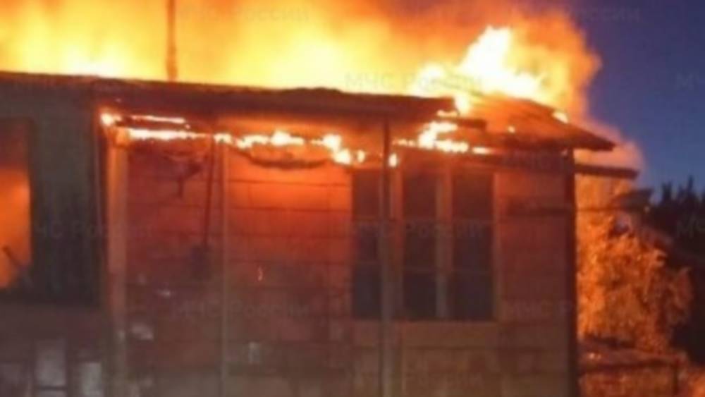 В Брянске на Нижне-Заречной улице сгорел дачный дом