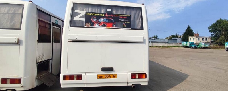 На автобусах Брянска появляется все больше постеров о дорожной безопасности