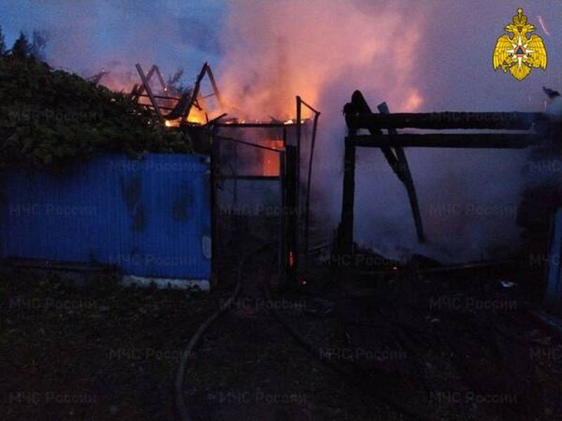 В Брянской области в Сеще сгорел жилой дом и хозпостройка: есть пострадавший