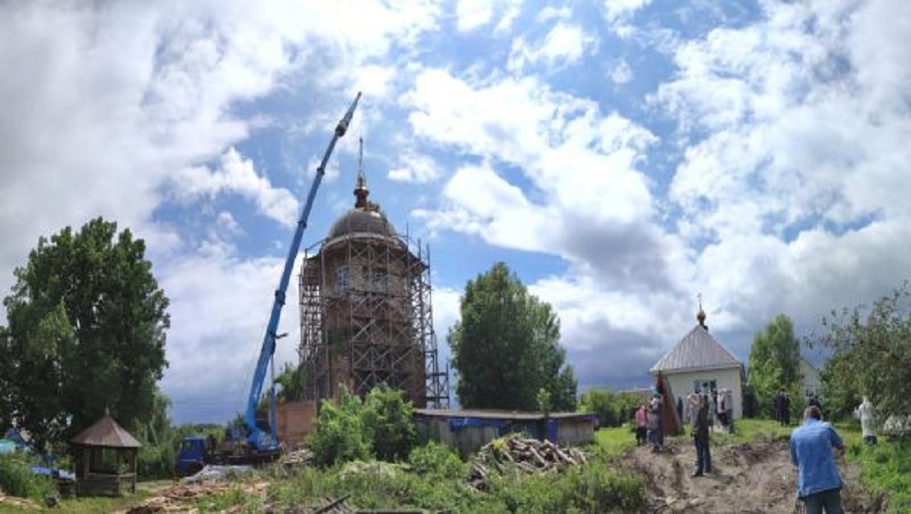 В Севске поставили купол и крест на возрождаемый храм во имя архангела Михаила