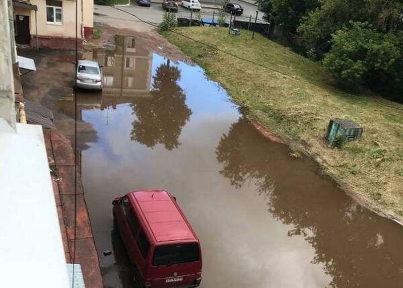 В Бежицком районе брянцы жалуются на вечный потоп во дворе на Ульянова