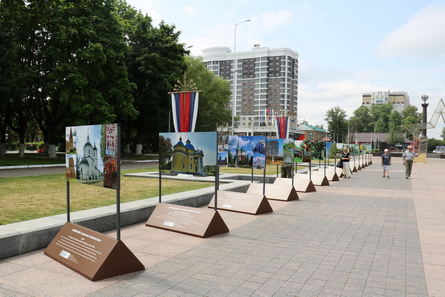 В Брянске на Кургане открылась выставка в честь 350-летия Петра Великого