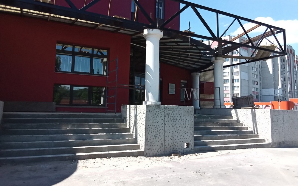 В Брянске заменили разрушенные ступени бывшего здания МПСУ