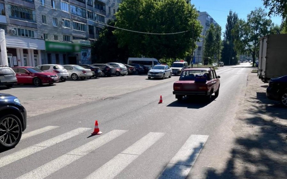 Пожилой водитель ВАЗа сломал нос женщине-пешеходу в Брянске