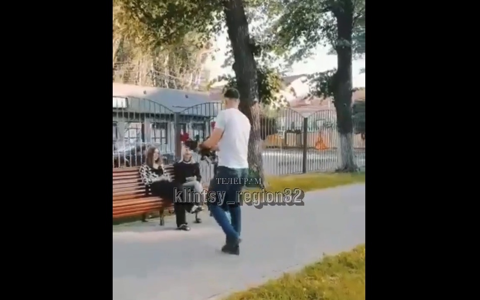 В Клинцах парень с девушкой дарили посетительницам парка розы