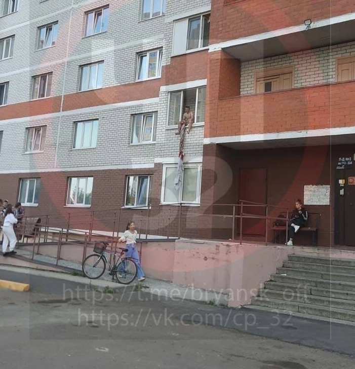 Жителей Брянска шокировал пытающийся сбежать через балкон мужчина