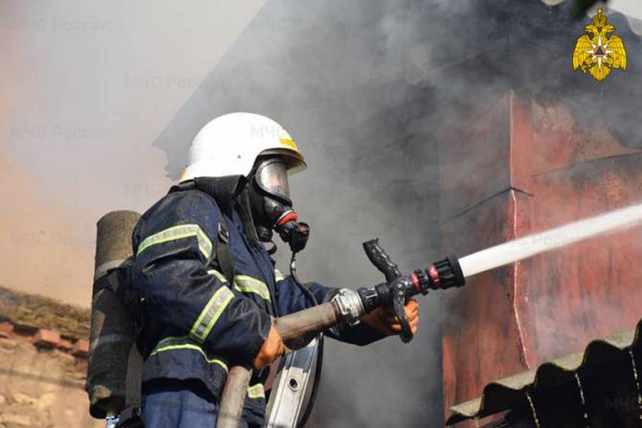 В Бежицком районе Брянска в пожаре пятиэтажного дома пострадал человек