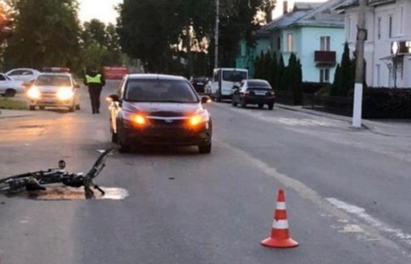 В Жуковке нетрезвый мотовелосипедист попал под колеса иномарки