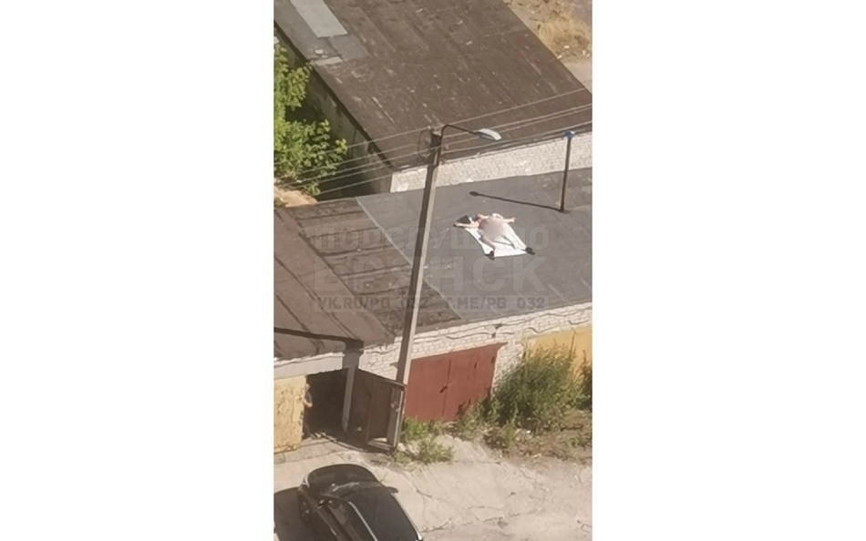 Жителей Брянска удивил загорающий на крыше гаража голый мужчина