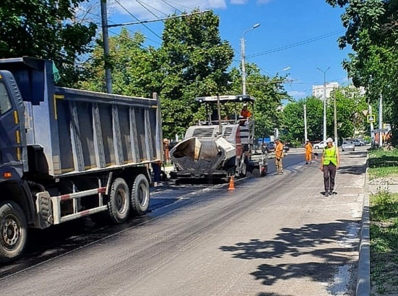 В Брянске продолжается ремонт дороги в переулке Герцена