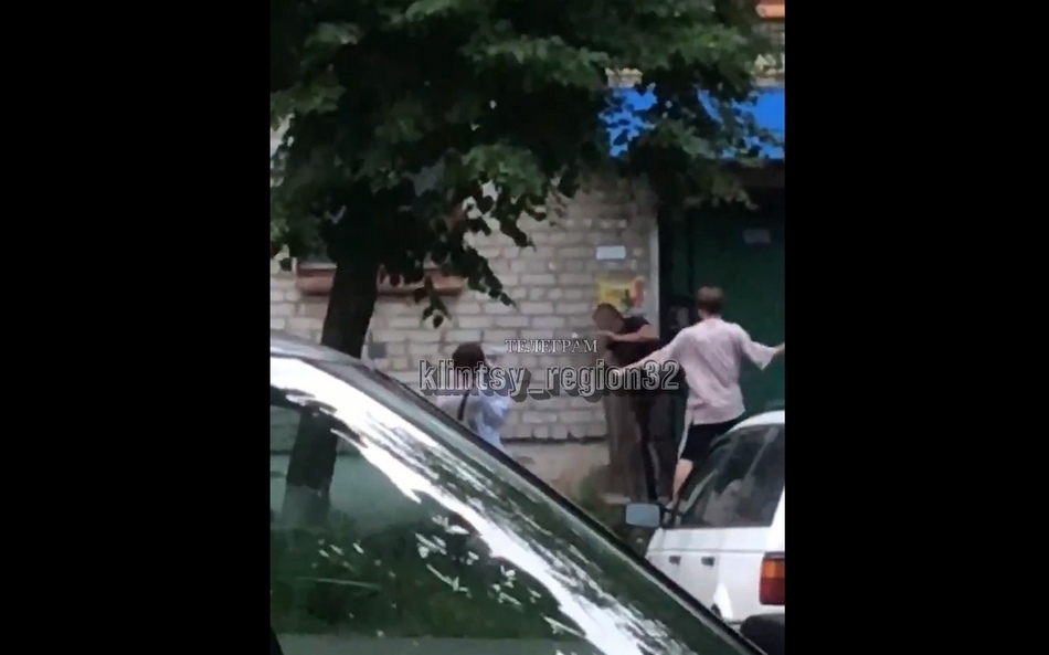 Избиение мужчины возле школы в Клинцах сняли на видео