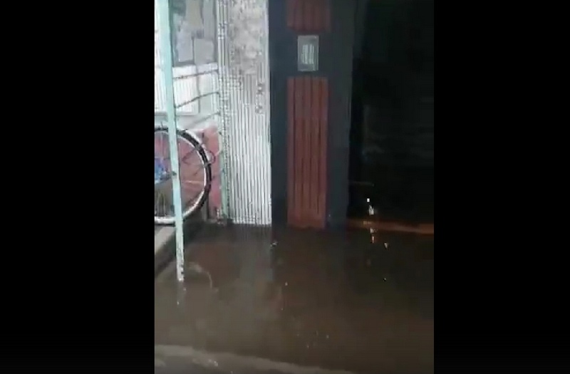В Карачеве подъезд пятиэтажки ушел под воду