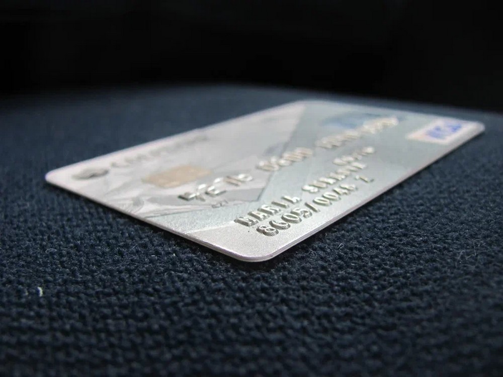 18-летний брянец закупился за счет найденной банковской карты