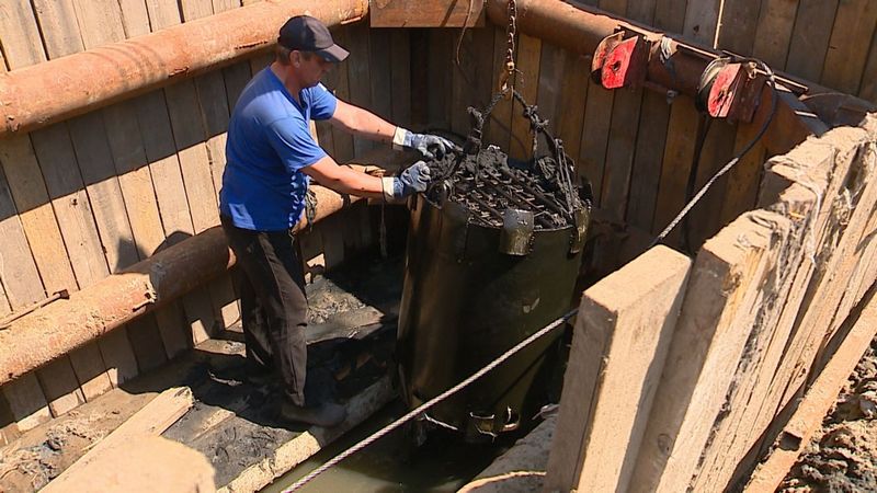 В Клинцах Брянской области продолжается ремонт канализационного коллектора